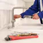 Réparation d’un robinet qui fuit dans une salle de bain à Lachine