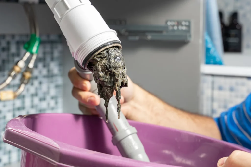 Débouchage de canalisation avec un furet par un plombier à Lachine